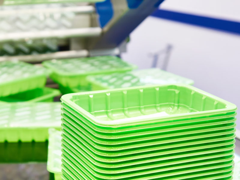 Machine packing plastic food containers